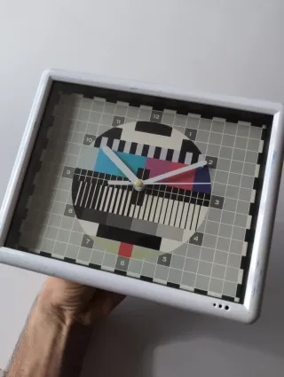 Reloj Analógico Diseño Test de TV