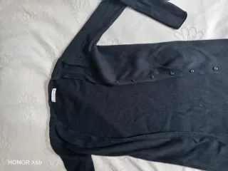 Vestido y chaqueta de punto negro