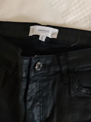 Pantalón pitillo Mango efecto piel