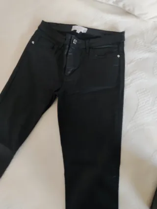 Pantalón pitillo Mango efecto piel