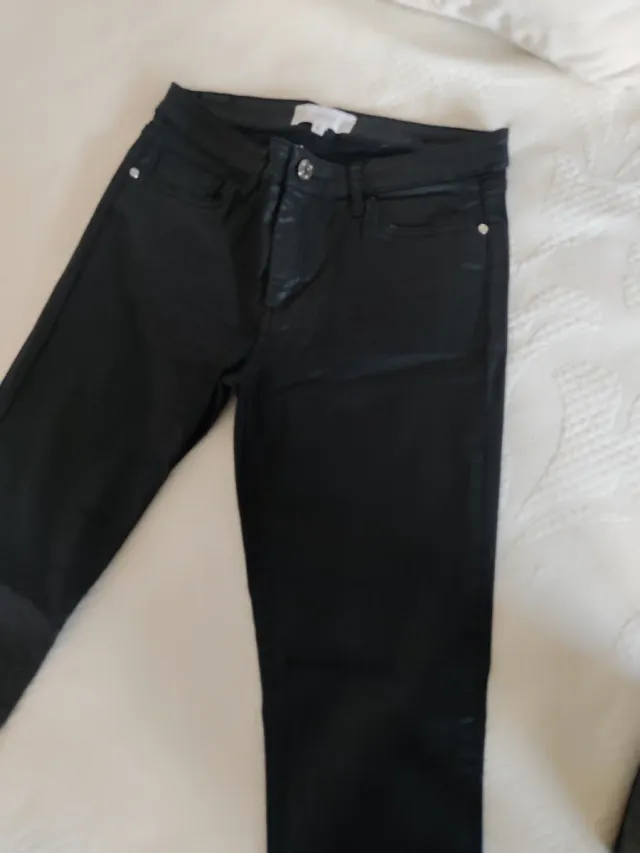 Pantalón pitillo Mango efecto piel