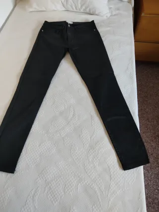 Pantalón pitillo Mango efecto piel