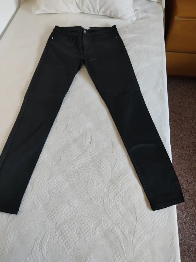 Pantalón pitillo Mango efecto piel