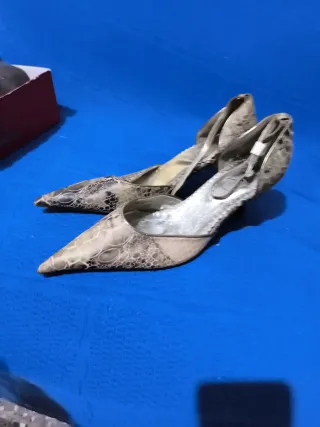 Zapatos de fiesta beige y grises