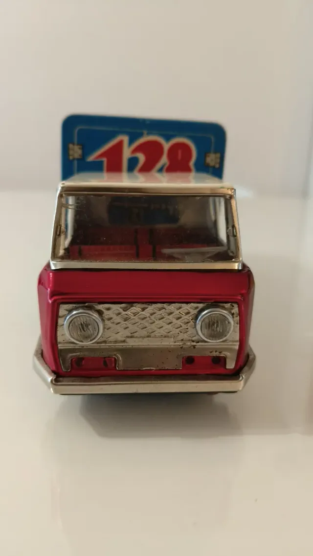 Modellino in latta anni '60. MF 128.