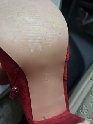 Stivaletti rossi con tacco e fibbia