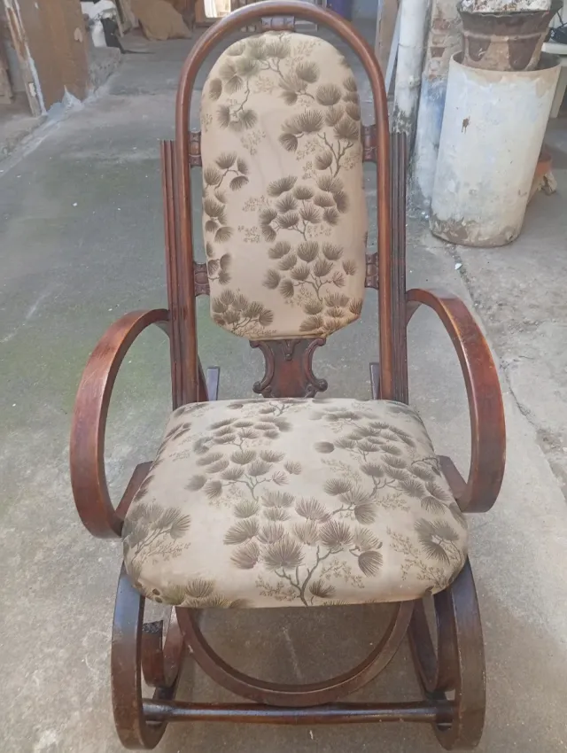 Mecedora antigua tapizada floral