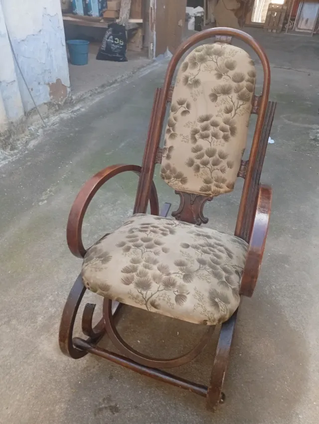 Mecedora antigua tapizada floral