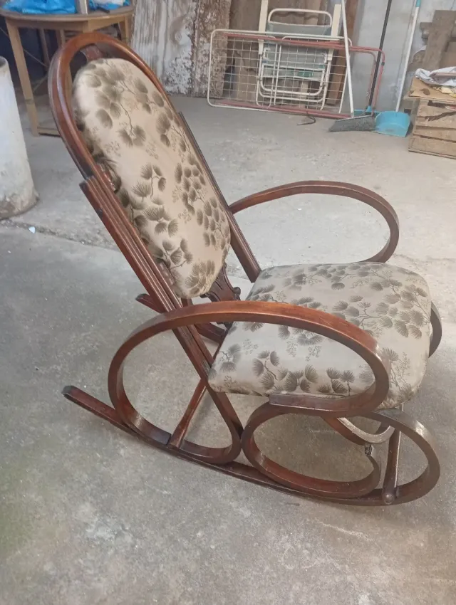 Mecedora antigua tapizada floral