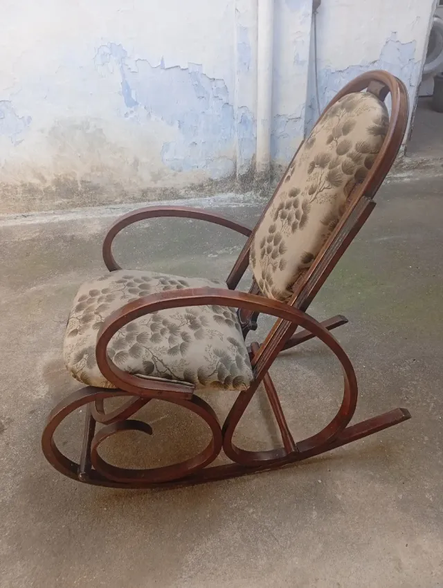 Mecedora antigua tapizada floral