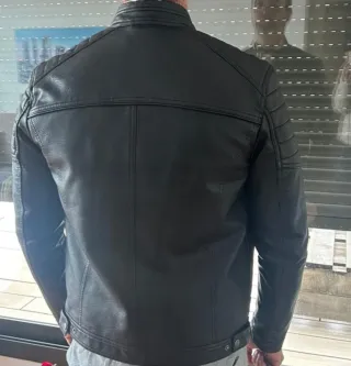 Cazadora de cuero negra