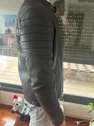 Cazadora de cuero negra