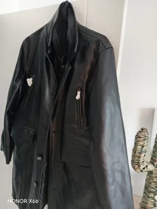 Abrigo de cuero negro nuevo.