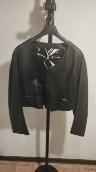 Cazadora estilo chaleco negra de cuero.