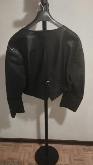 Cazadora estilo chaleco negra de cuero.