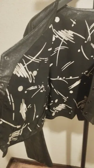 Cazadora estilo chaleco negra de cuero.