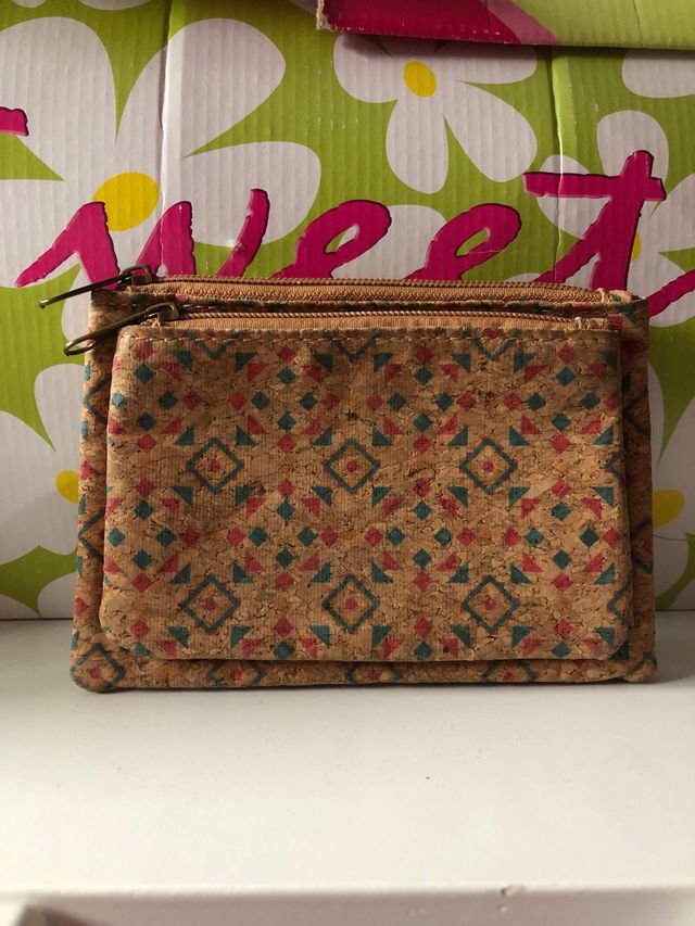 Monedero de corcho con estampado geométrico