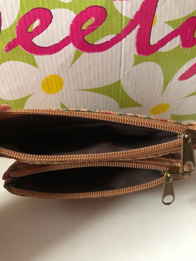 Monedero de corcho con estampado geométrico