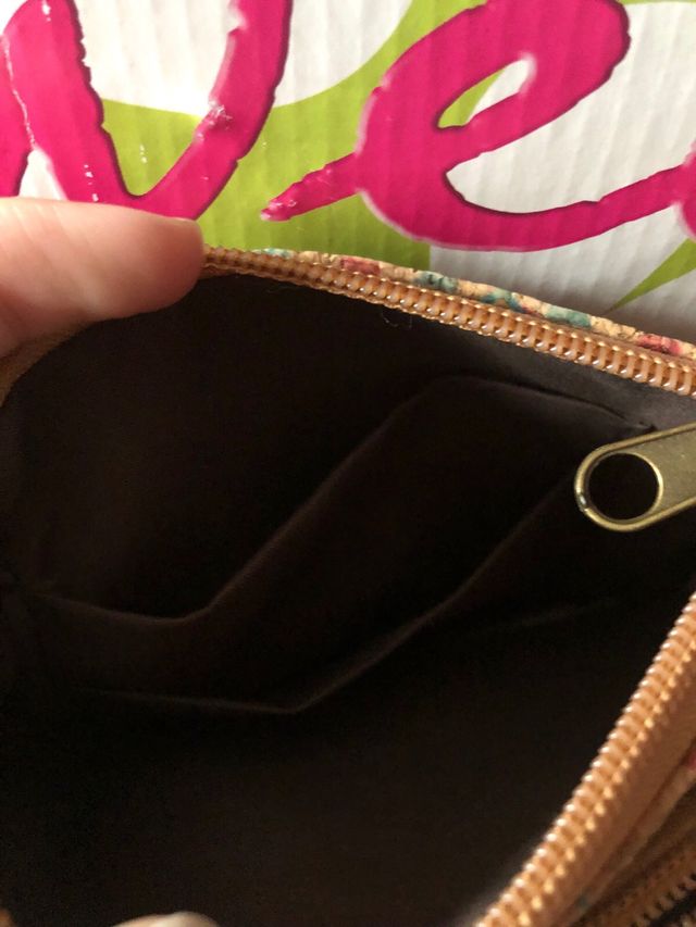 Monedero de corcho con estampado geométrico