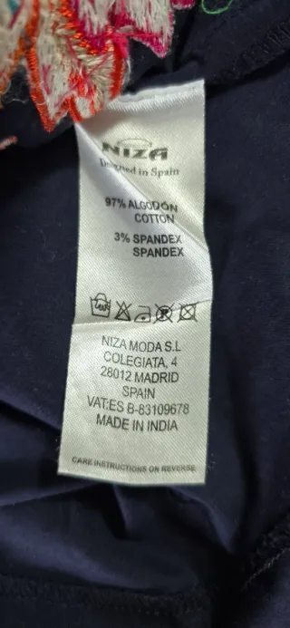 Vestido azul con bordado floral