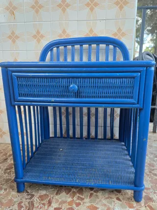 Comodino e seggiolino in vimini blu