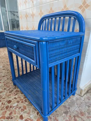 Comodino e seggiolino in vimini blu