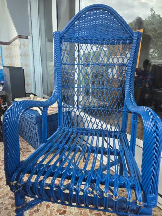 Comodino e seggiolino in vimini blu