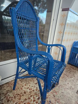 Comodino e seggiolino in vimini blu