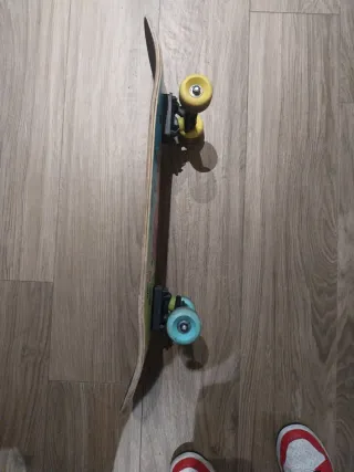 Skate infantil con huellas