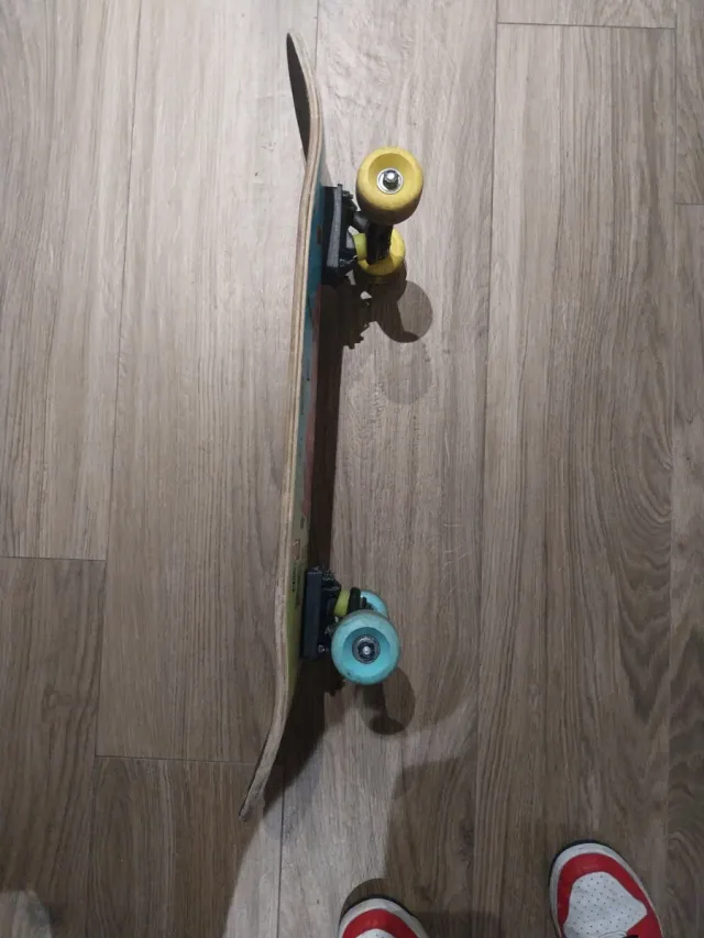 Skate infantil con huellas