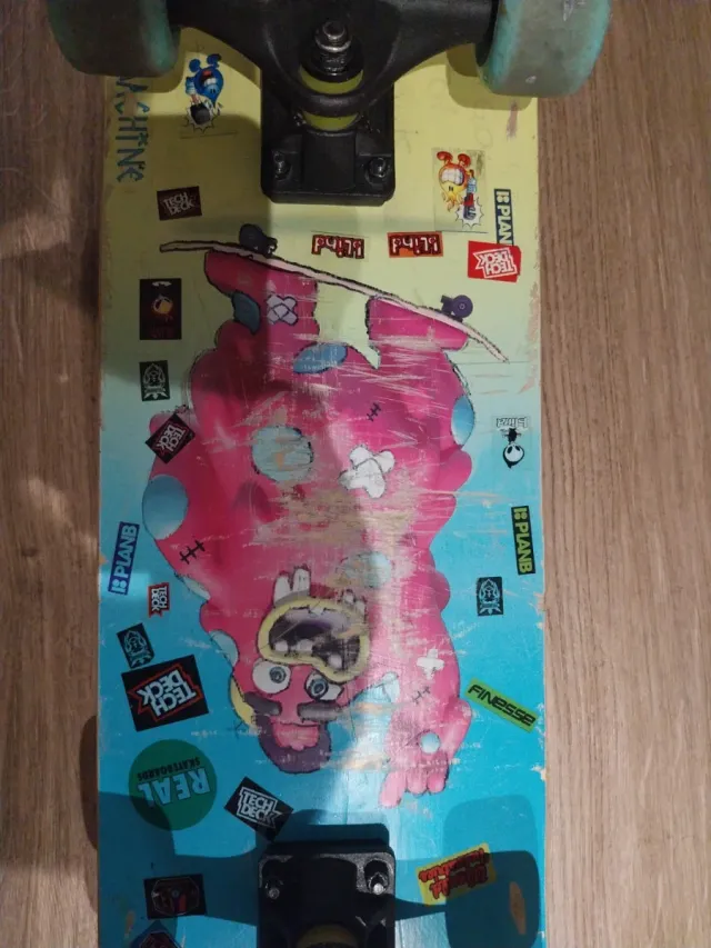 Skate infantil con huellas