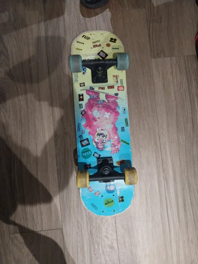 Skate infantil con huellas