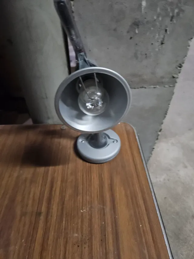 Lámpara de mesa plateada