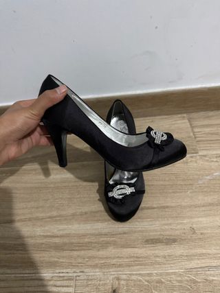 Tacones negros con pedrería