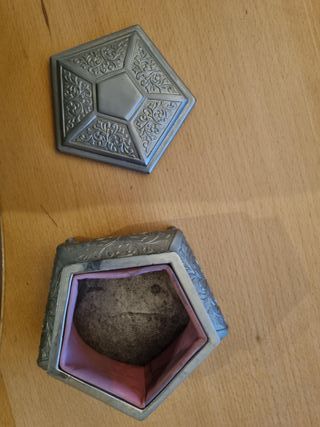 Scatola vintage pentagonale decorata