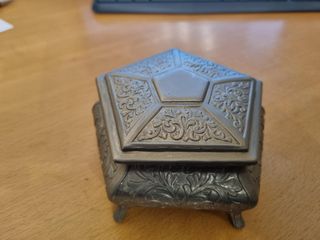 Scatola vintage pentagonale decorata