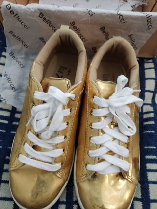 Tenis color dorado marca Atmosphere de mujer