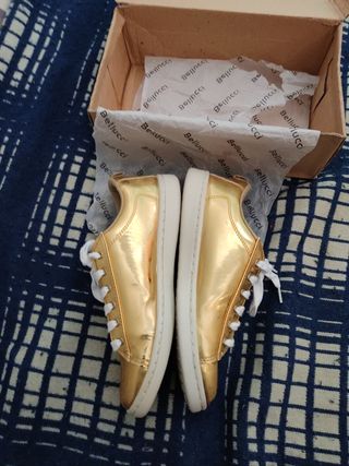 Tenis color dorado marca Atmosphere de mujer