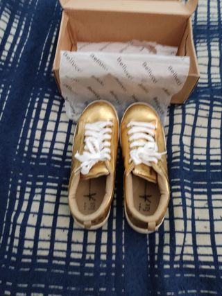 Tenis color dorado marca Atmosphere de mujer