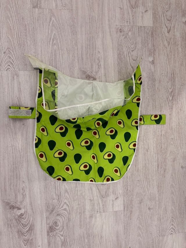 Chaqueta impermeable para perro con aguacates