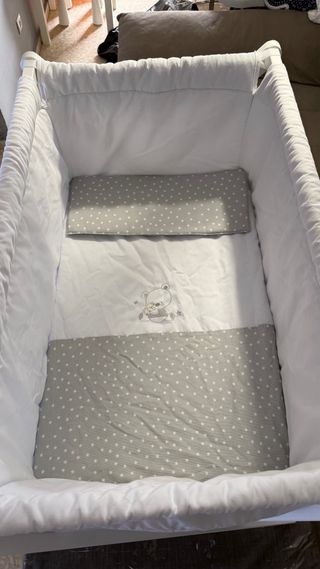 Minicuna con ruedas + almohada + colcha a juego.
