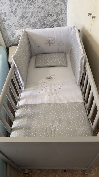 Minicuna con ruedas + almohada + colcha a juego.