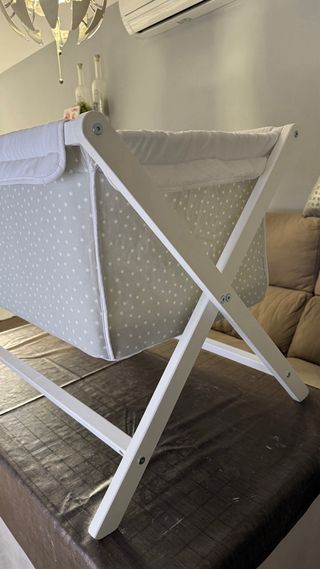 Minicuna con ruedas + almohada + colcha a juego.