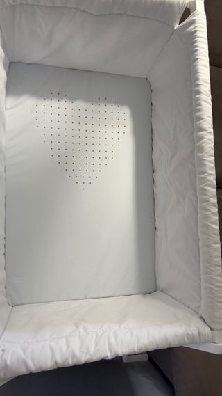 Minicuna con ruedas + almohada + colcha a juego.