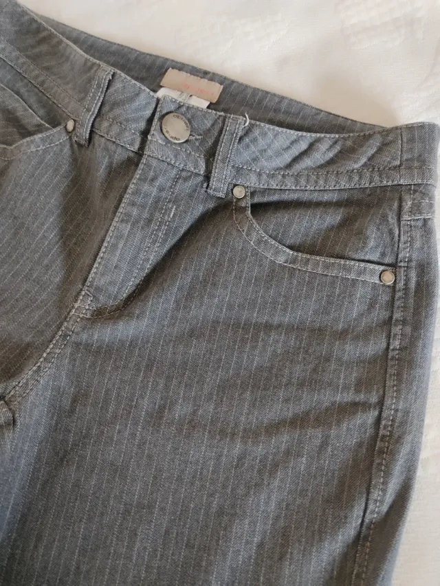 Pantalón vaquero gris Apriori con rayas