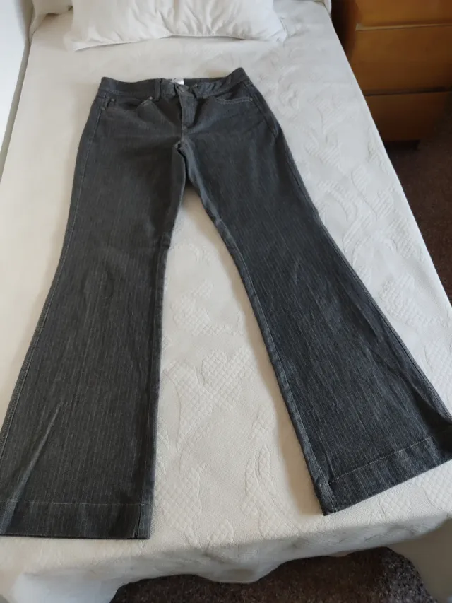 Pantalón vaquero gris Apriori con rayas