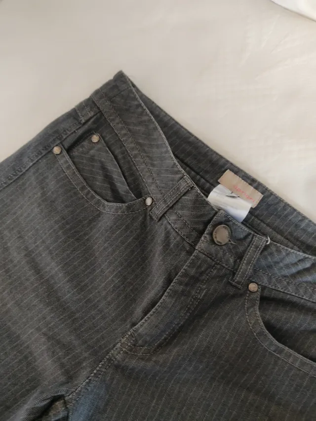Pantalón vaquero gris Apriori con rayas