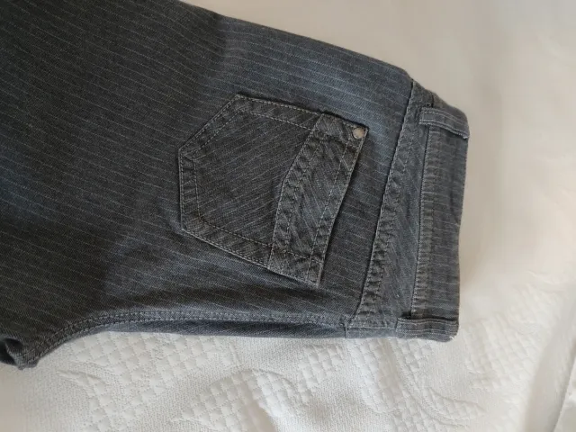 Pantalón vaquero gris Apriori con rayas