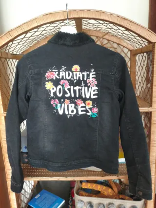 Cazadora vaquera negra con forro de pelo