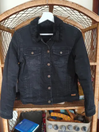 Cazadora vaquera negra con forro de pelo